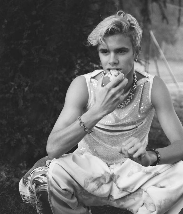 贝克汉姆18岁次子练足球,贝克汉姆二儿子踢球