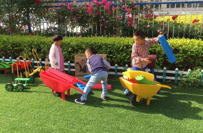 女童眼睛里有黑斑,女童黑眼球里有白点