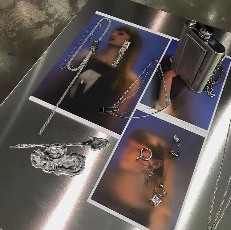 比起Ambush处了什么“对象”,我更关心这些小众配饰品牌何时上新