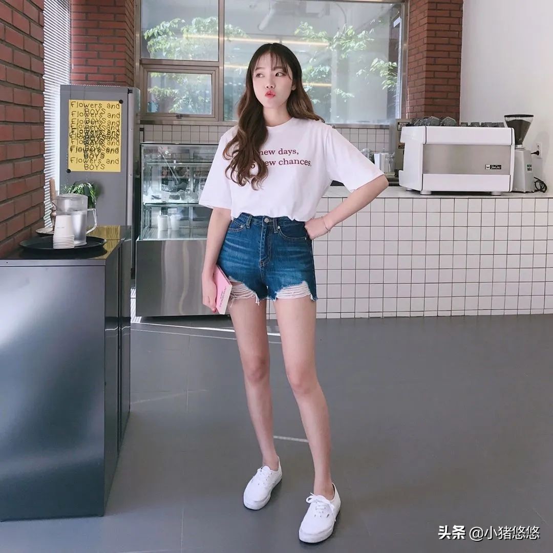 连帽卫衣白色帆布鞋高级穿搭,绿色卫衣配帆布鞋还是老爹鞋