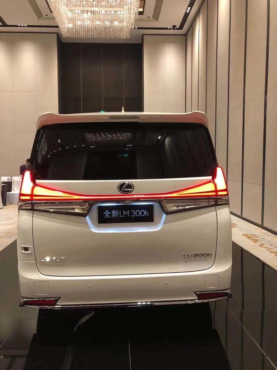 最壕“面包车”雷克萨斯LM上市116.6万起,你猜会加价多少?