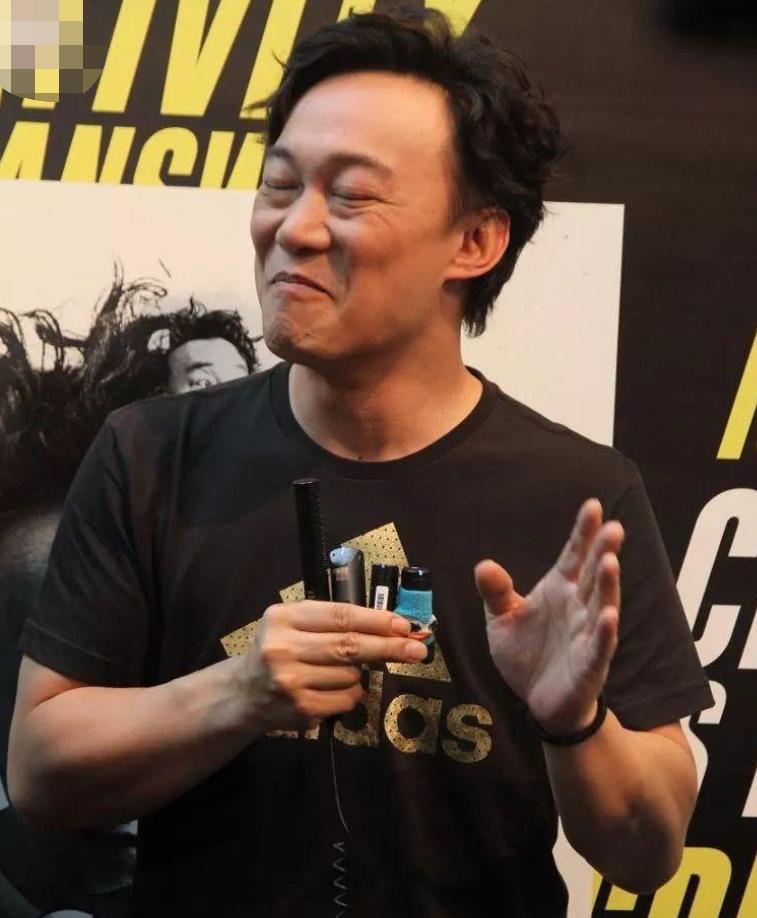 顶风作浪？香港知名艺人不避讳继续晒耐克鞋，惹网友嘲讽：真会玩