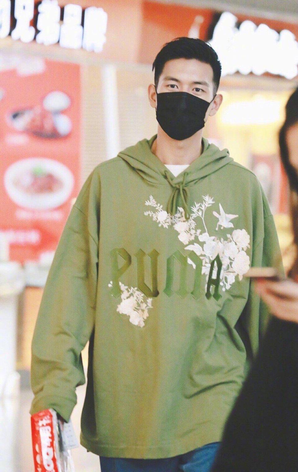 穿搭男生潮流大牌,男明星冬季最帅休闲运动穿搭