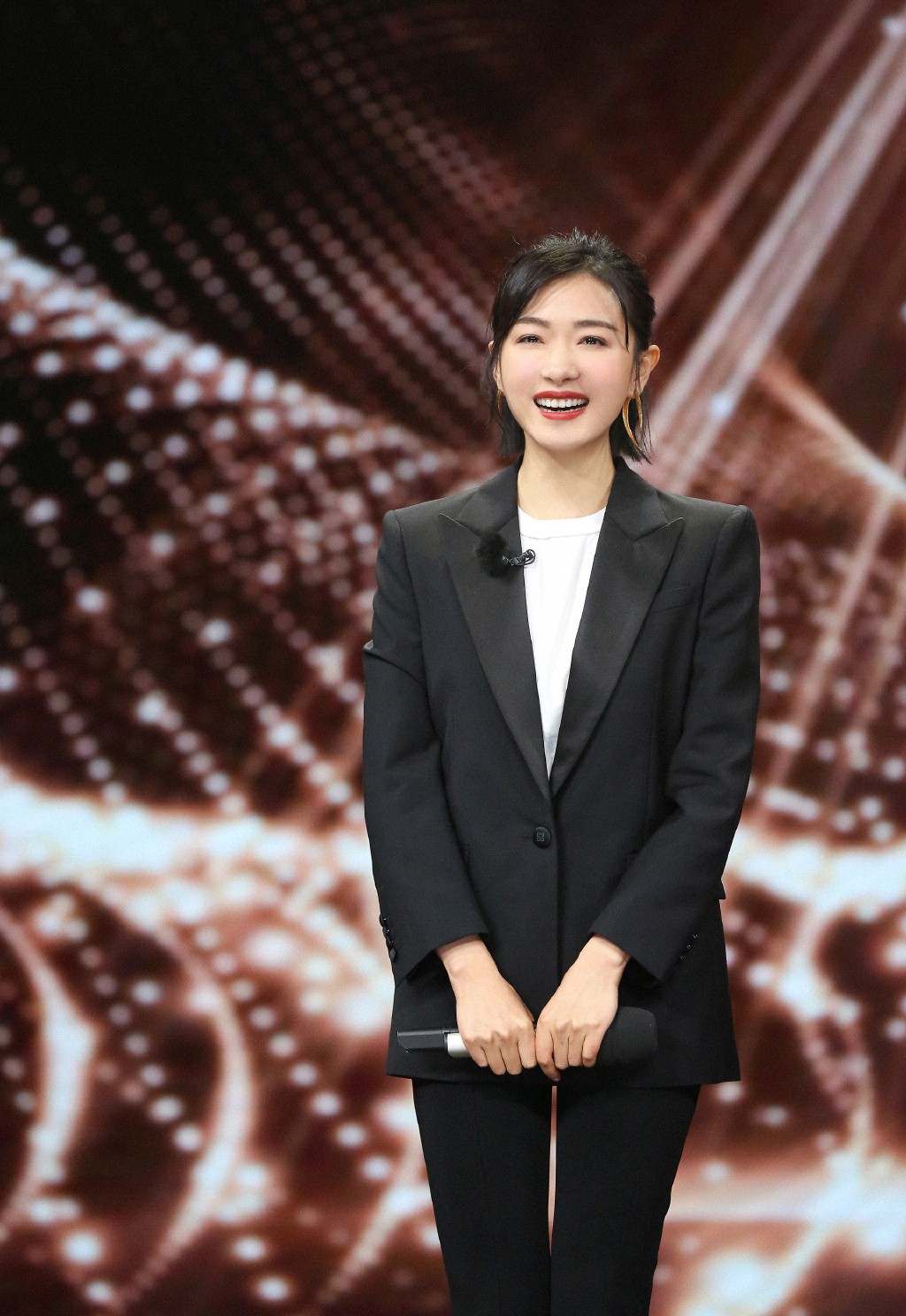 36岁演马天宇的老婆，今穿紧身裤双腿细长直，配短靴更抢眼了