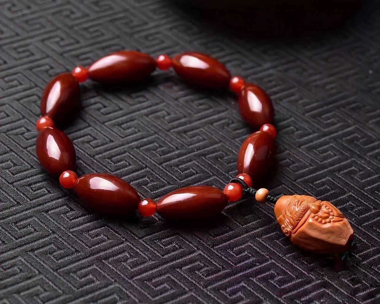 上油的文玩后期盘玩图片,文玩油颜色有黄有白