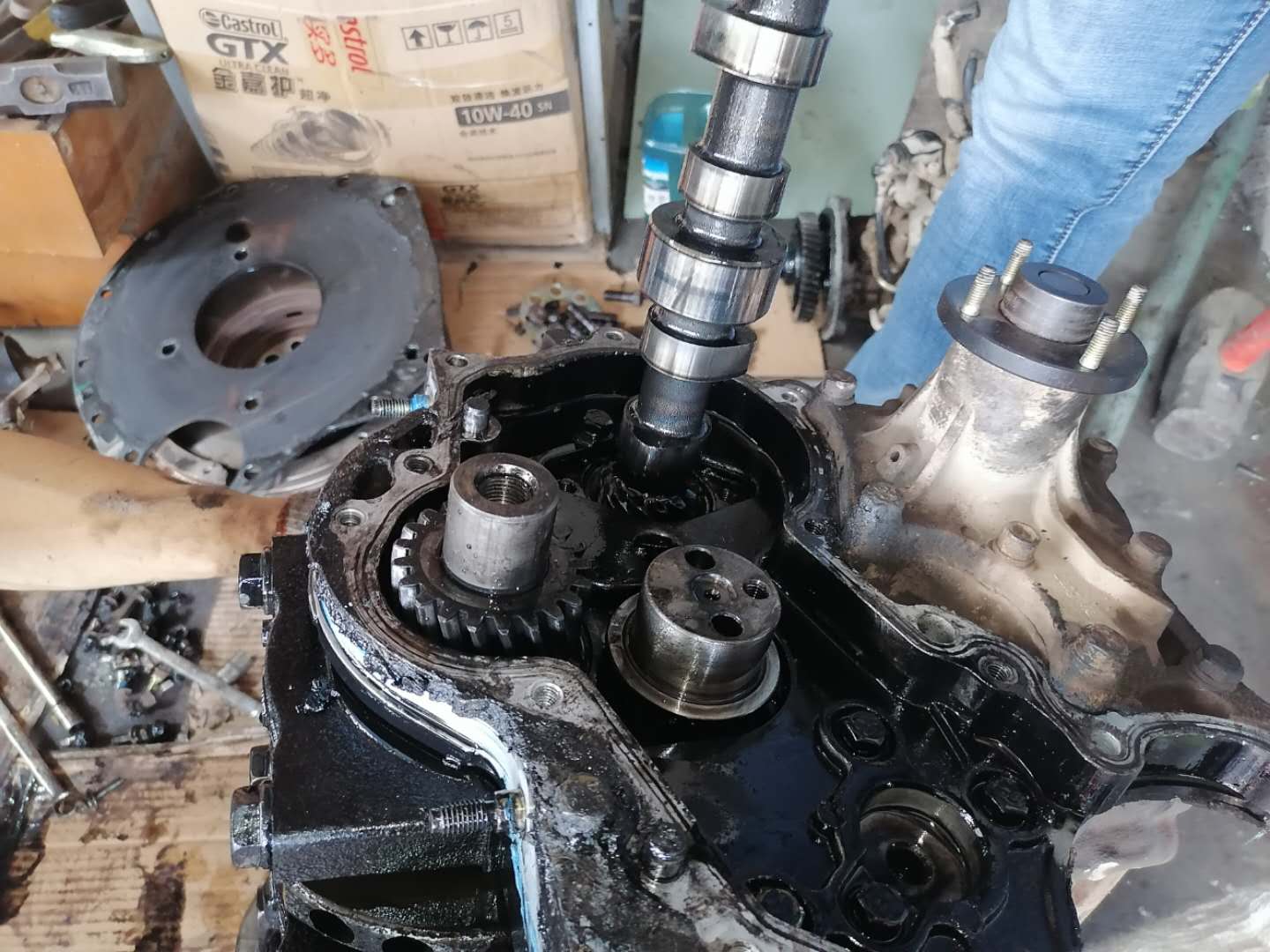 发动机冒白烟蓝烟烧机油,尾气大量冒蓝烟要不要大修发动机