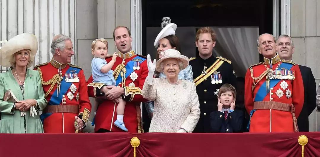女王带小黑包旅行,女王随身包