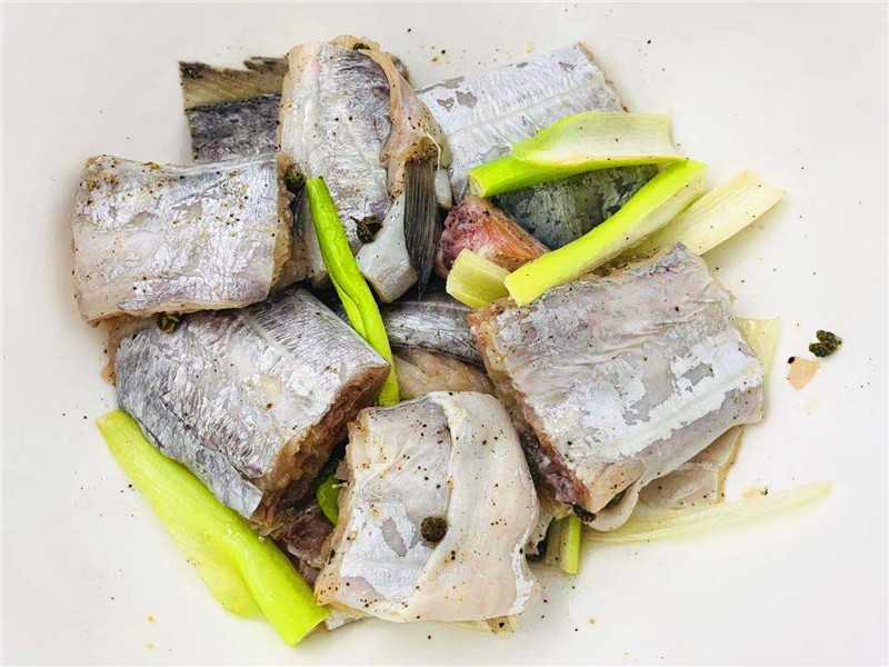 腌带鱼要蒜吗,放白糖腌带鱼能去腥吗