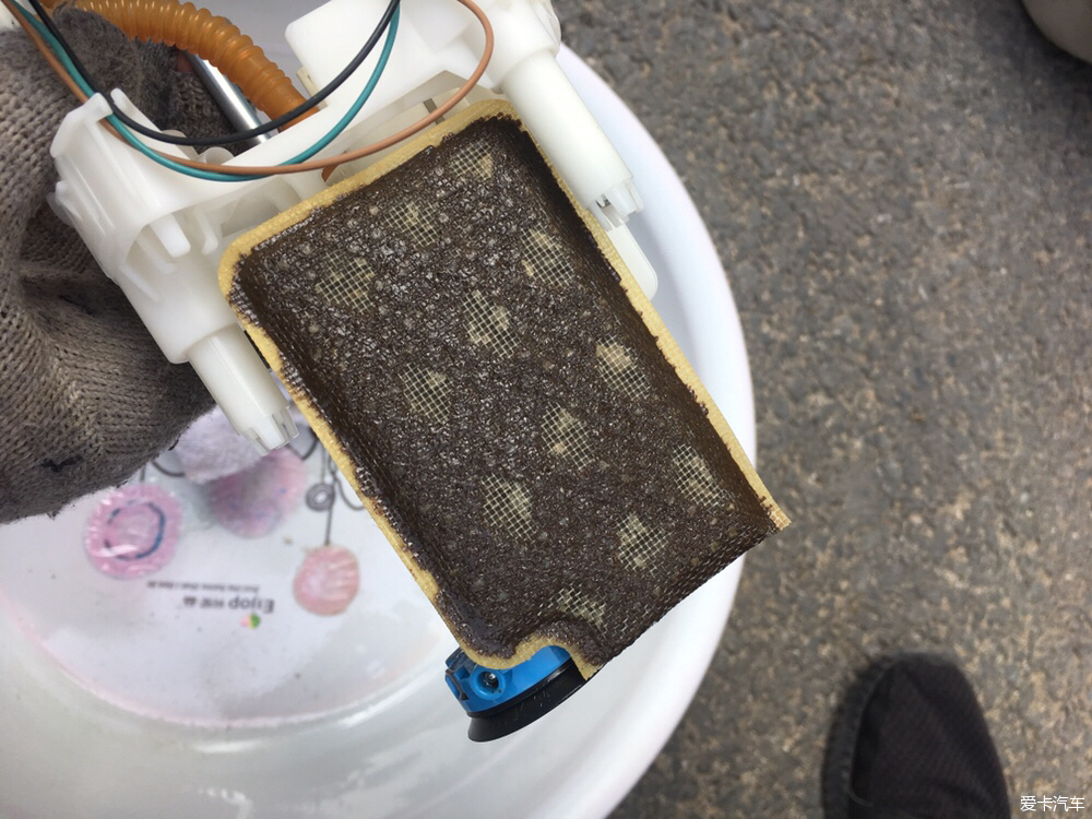 更换内置汽油滤芯油位很重,更换汽油内置滤芯把油用完吗