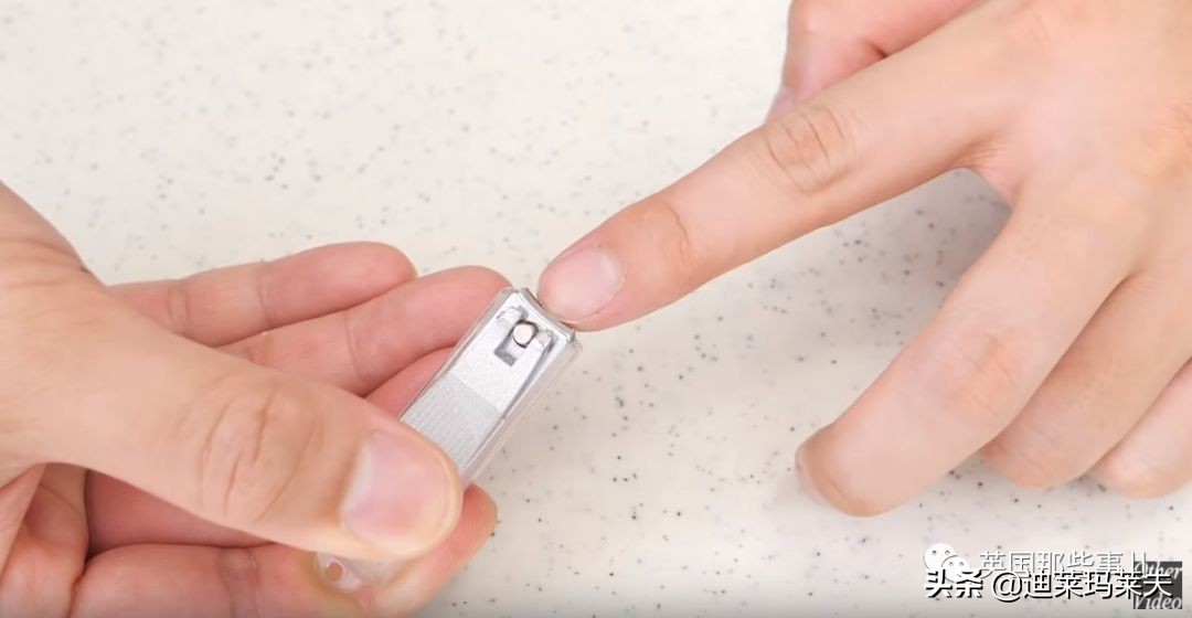 他用攒了一年的指甲，给女友做一个戒指？？这？