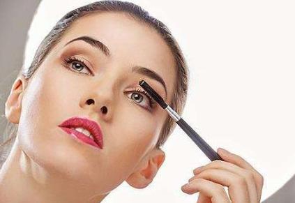 怎么涂睫毛膏泛白,涂睫毛膏怎么避免苍蝇腿