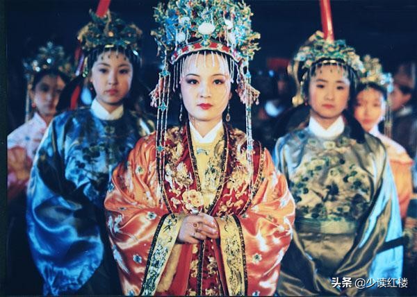 红楼梦中形容四大家族有钱的诗句,红楼梦以贾王史薛四大家族为背景