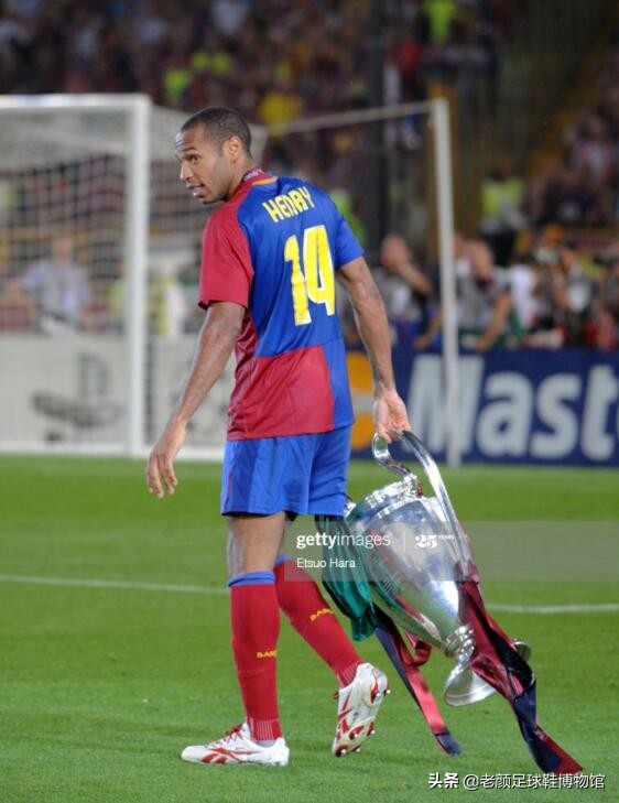 枪王加盟巴萨如愿获得欧冠，生涯唯一污点用手将法国队拍进世界杯