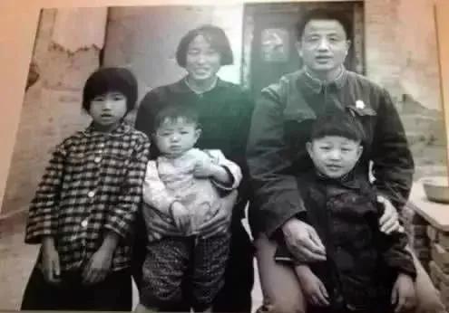 “波拉，波拉，我们舍不得您！”殉职后，成千上万的人呼唤他的名字