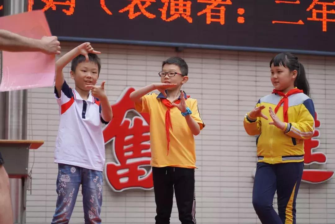 钱塘小、中山小千人晨会，看约克英语外教如何轻松hold住全场！