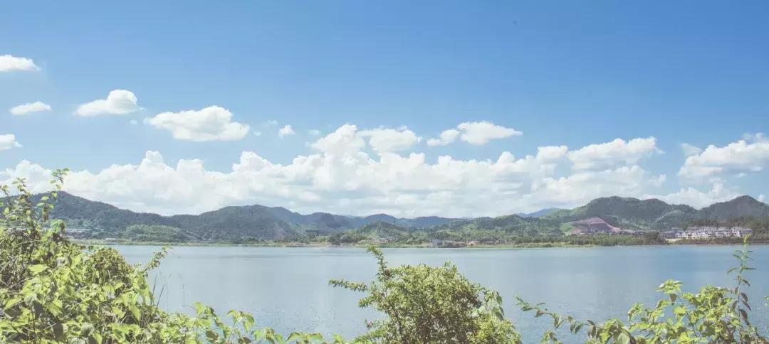 睡进这间藏身青山湖边的理想酒店，一起探寻临安城的悠居岁月~