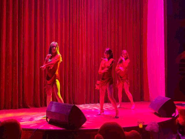 这家藏在居民楼里の「复古酒吧」，居然靠着“人气美食”上位？