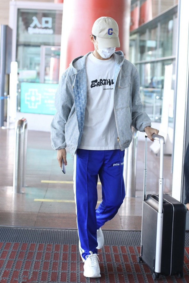 王凯还是小年轻，穿牛仔夹克下搭运动风裤子，少年感都出来了