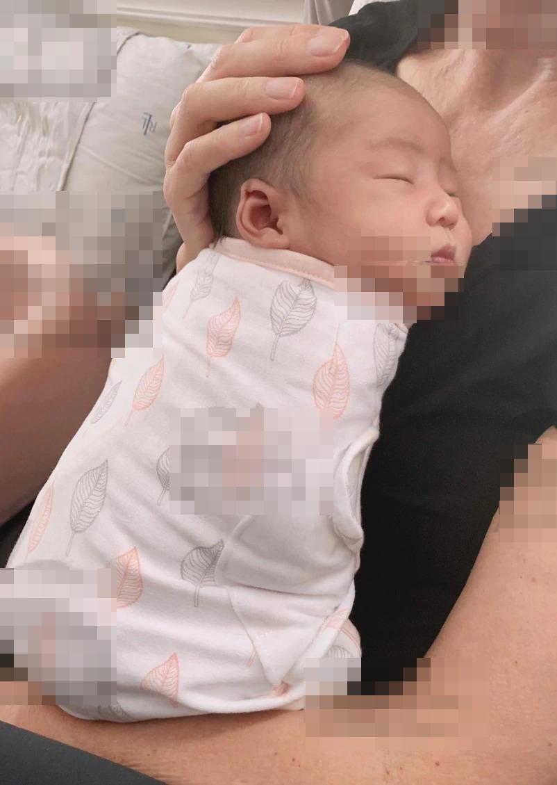 83岁钢琴大师刘诗昆为2岁女儿庆生,钢琴大师刘诗昆再度当爸