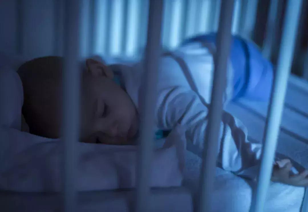 为什么不要搂着宝宝睡觉,最好不要搂着宝宝睡