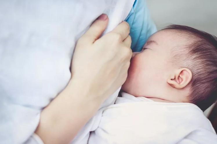 小孩2岁还没断奶，奶却不着急，直言5岁断奶也不迟