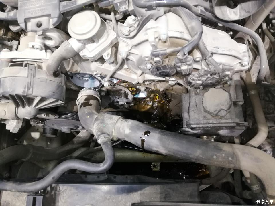 20年奔驰e300l发动机油底壳拆卸,奔驰老款e300机油格底座更换
