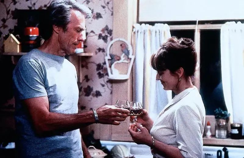 廊桥遗梦其实是拯救了婚姻,廊桥遗梦中如何平衡好爱情与责任