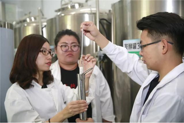 醉了！95后女大学生创业：1天卖100多桶酒，指导老师都喝胖10斤