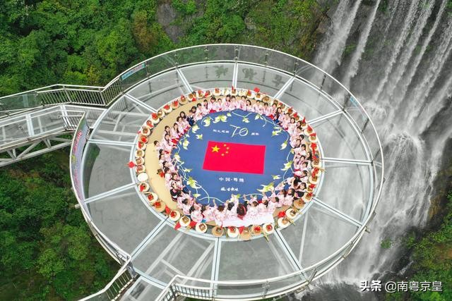 旅游景点玻璃桥流行的原因,景区玻璃桥新玩法震撼到你了吗