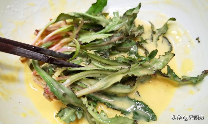 农村这个菜比猪肉还好吃,有一种红色野菜炒鸡蛋很好吃