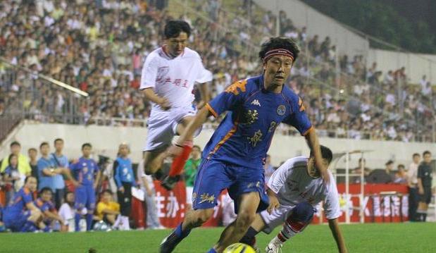 他曾是国足最具有天赋的前锋，不过脾气比较大，炮轰李章洙不懂球