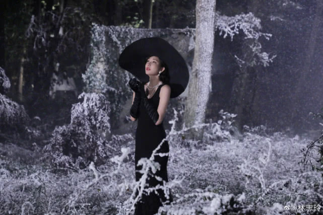 林志玲与老公合体年历照曝光,林志玲akira甜蜜对视超级甜