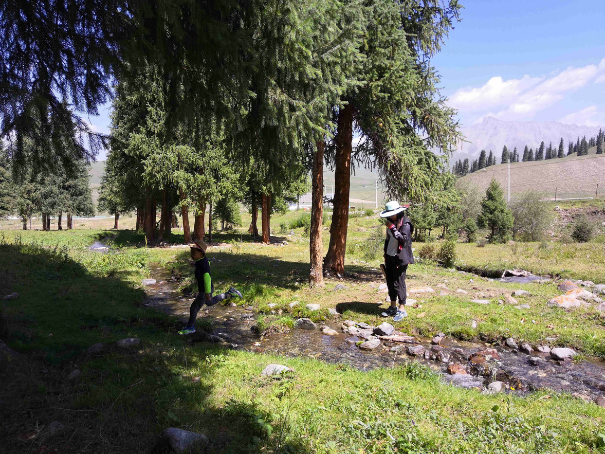 与*疆新**旅店老板共餐，直夸我土豆丝炒的好吃，后请我吃羊肉大餐