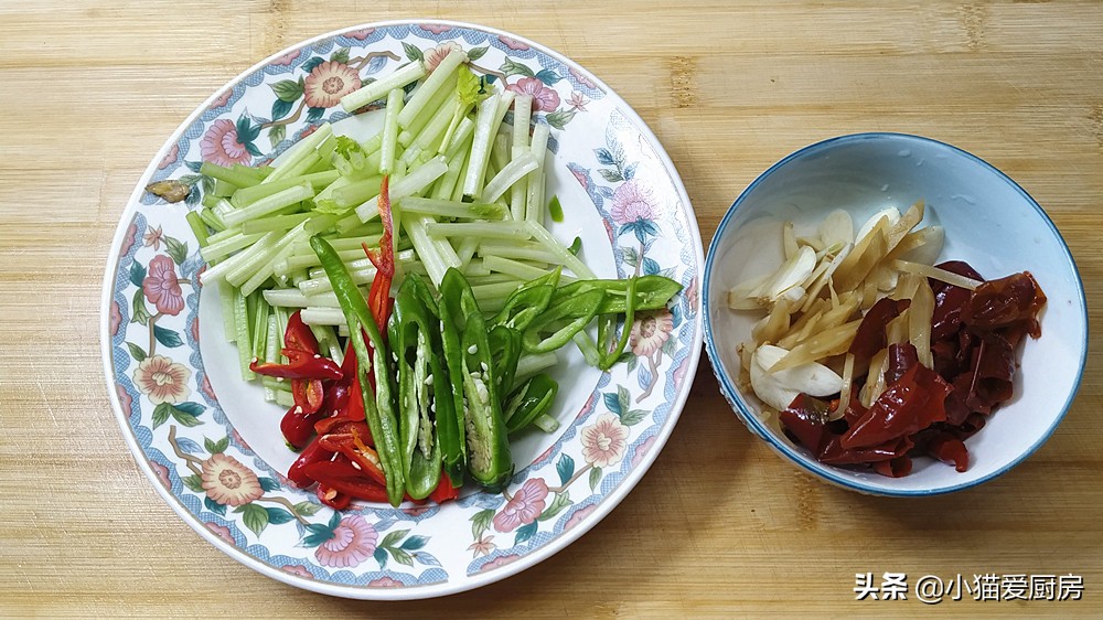 小炒鸡杂正宗做法视频,湖南正宗家常小炒酸辣鸡杂做法