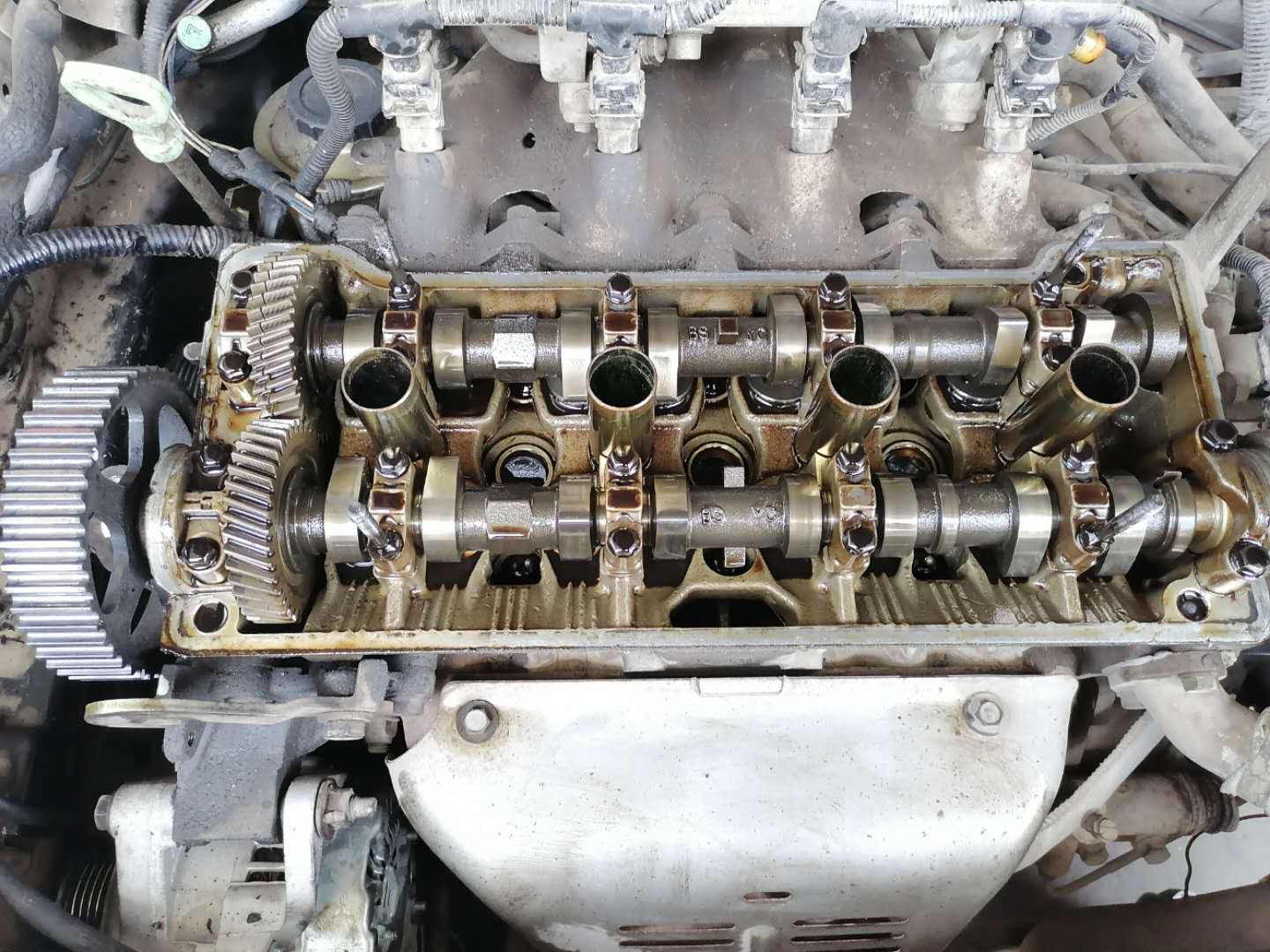 发动机漏油损伤皮带,发动机皮带断裂堵塞油底壳