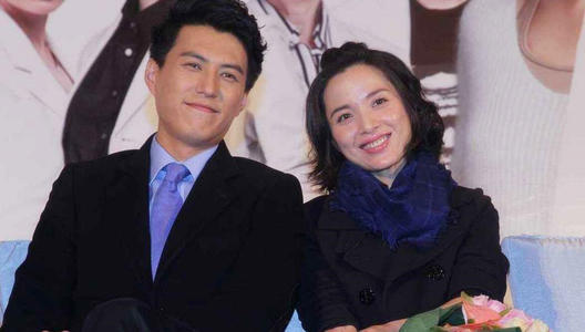 他曾是“职场男神”，娶“北电才女”李佳，今一家四口其乐融融