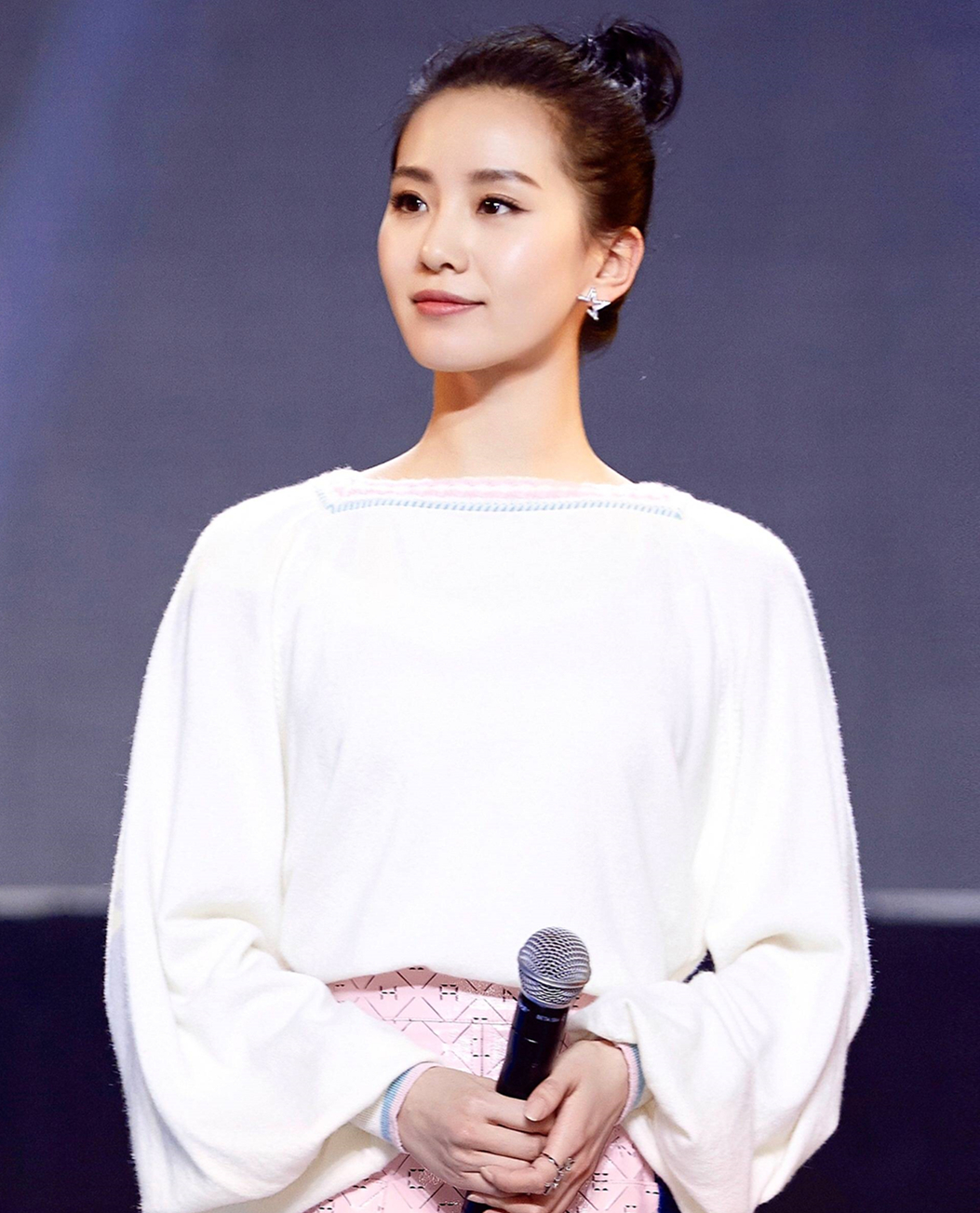 该披头发还是扎头发好看,什么脸型扎头发好看披头发不好看