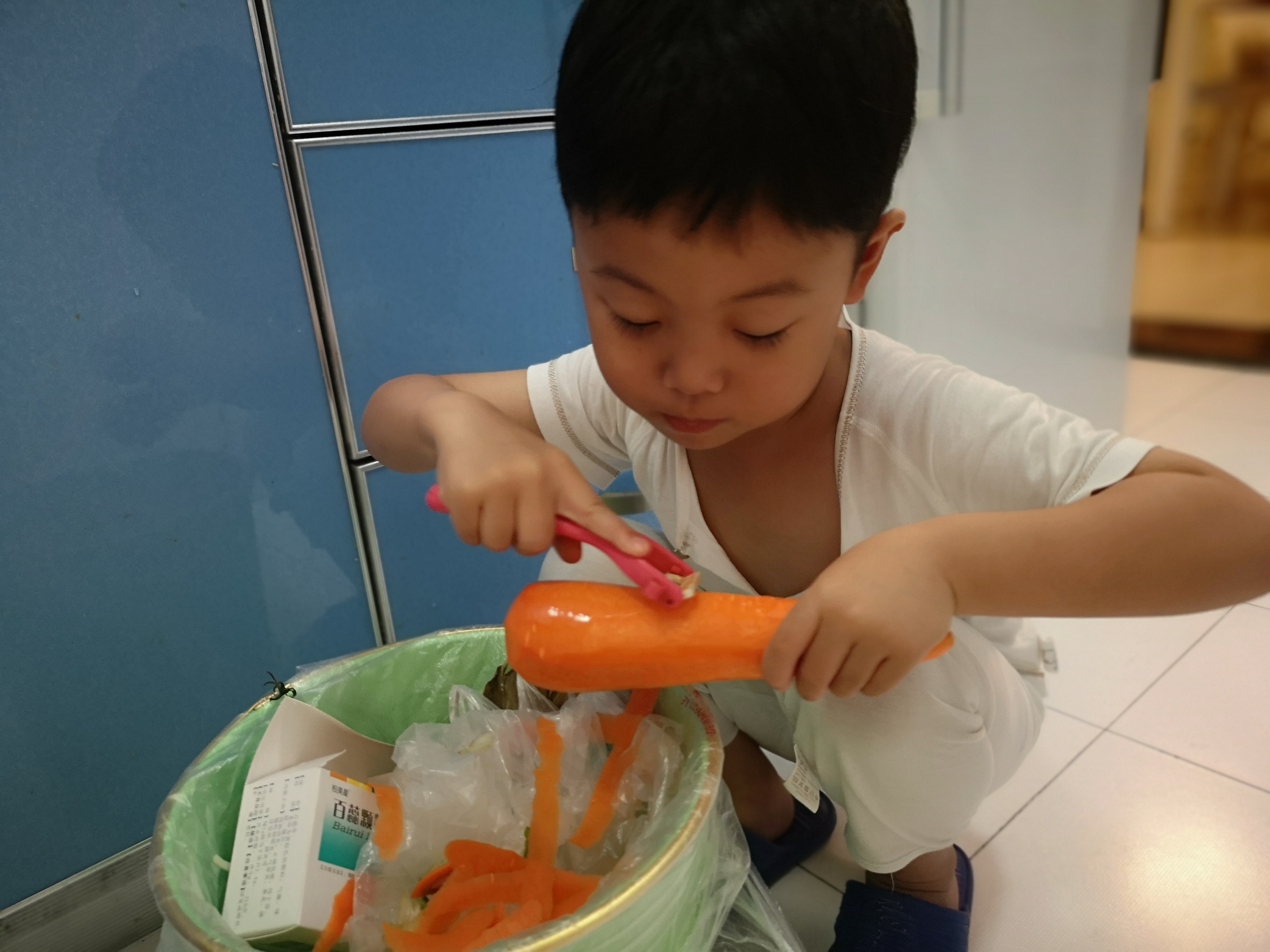 孩子不爱吃饭总是追着喂怎么办,两岁孩子吃饭追着喂怎么办