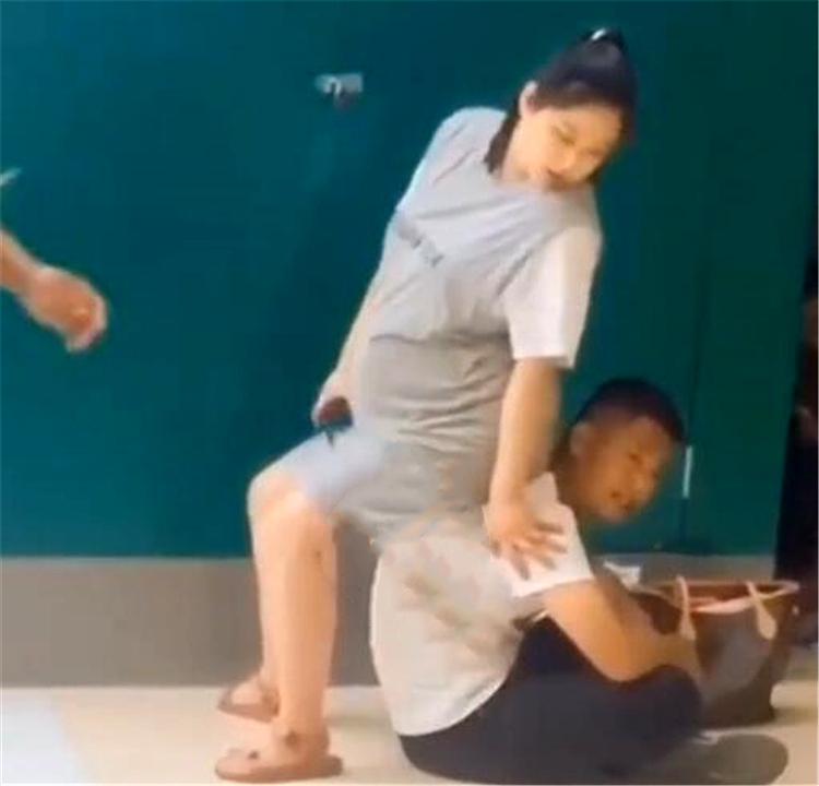 孕妇站得腰酸背痛，丈夫主动当“座椅”，网友羡慕：嫁给了爱情