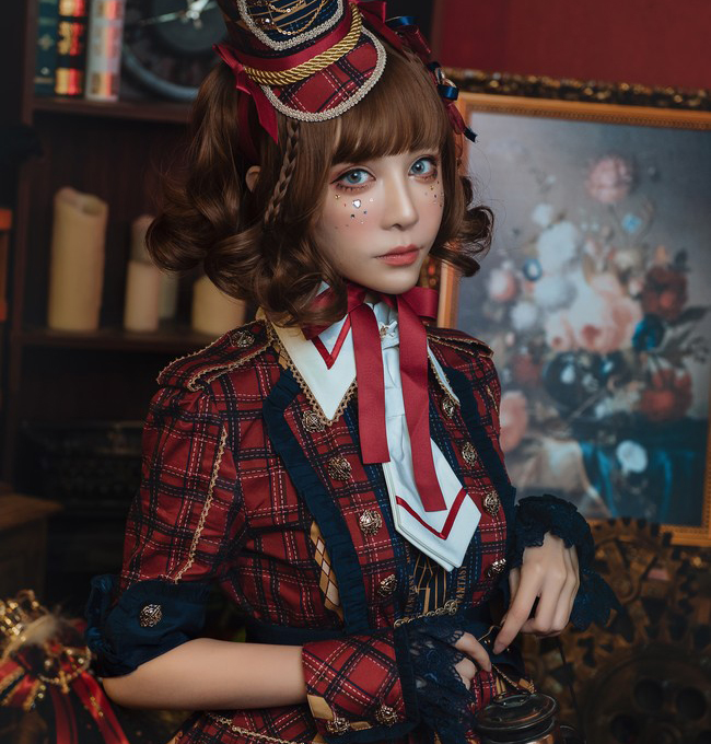 白衬衫紫色头发的二次元cosplay,最近火的cosplay二次元