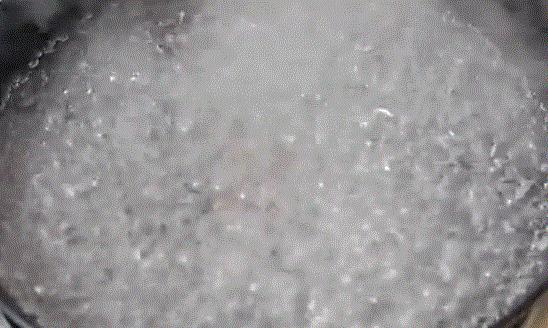 洗皱了的衣服不熨怎么弄平,把衣服熨皱了怎么办