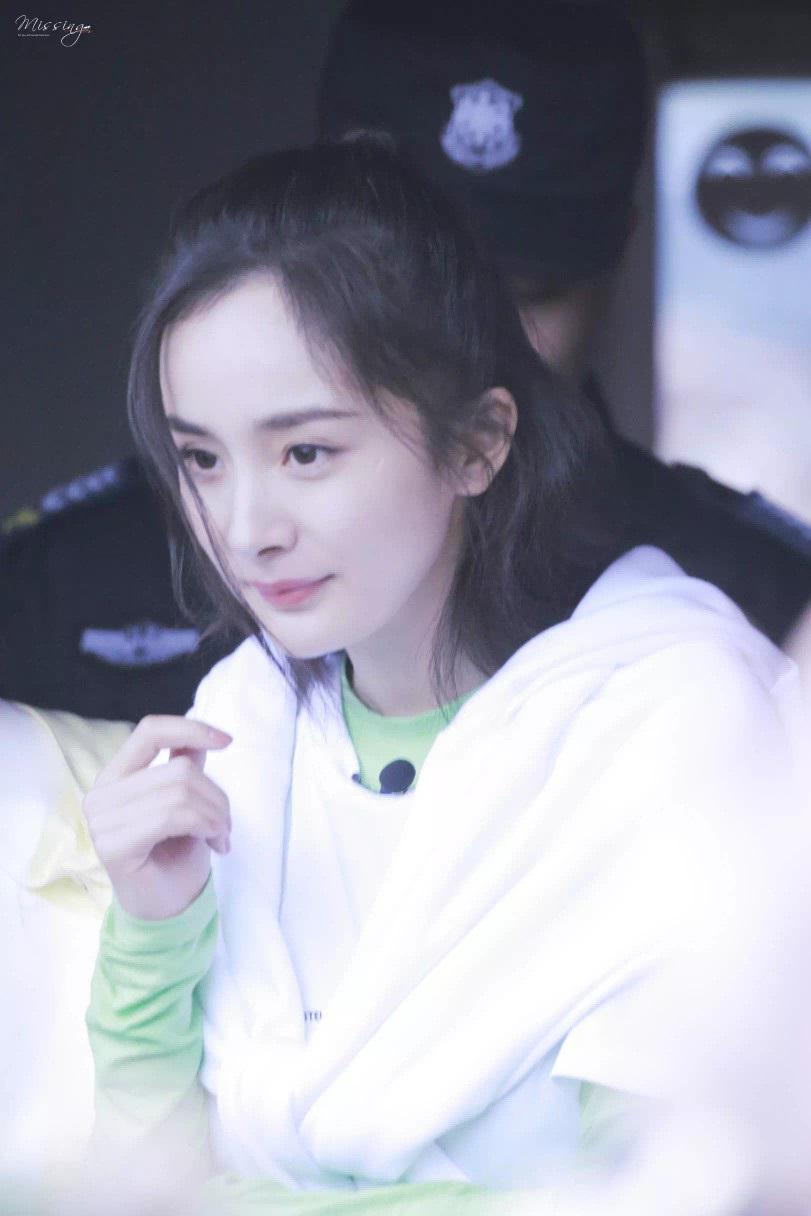 杨紫穿一身白色的衣服换新造型,杨紫日常t恤穿搭