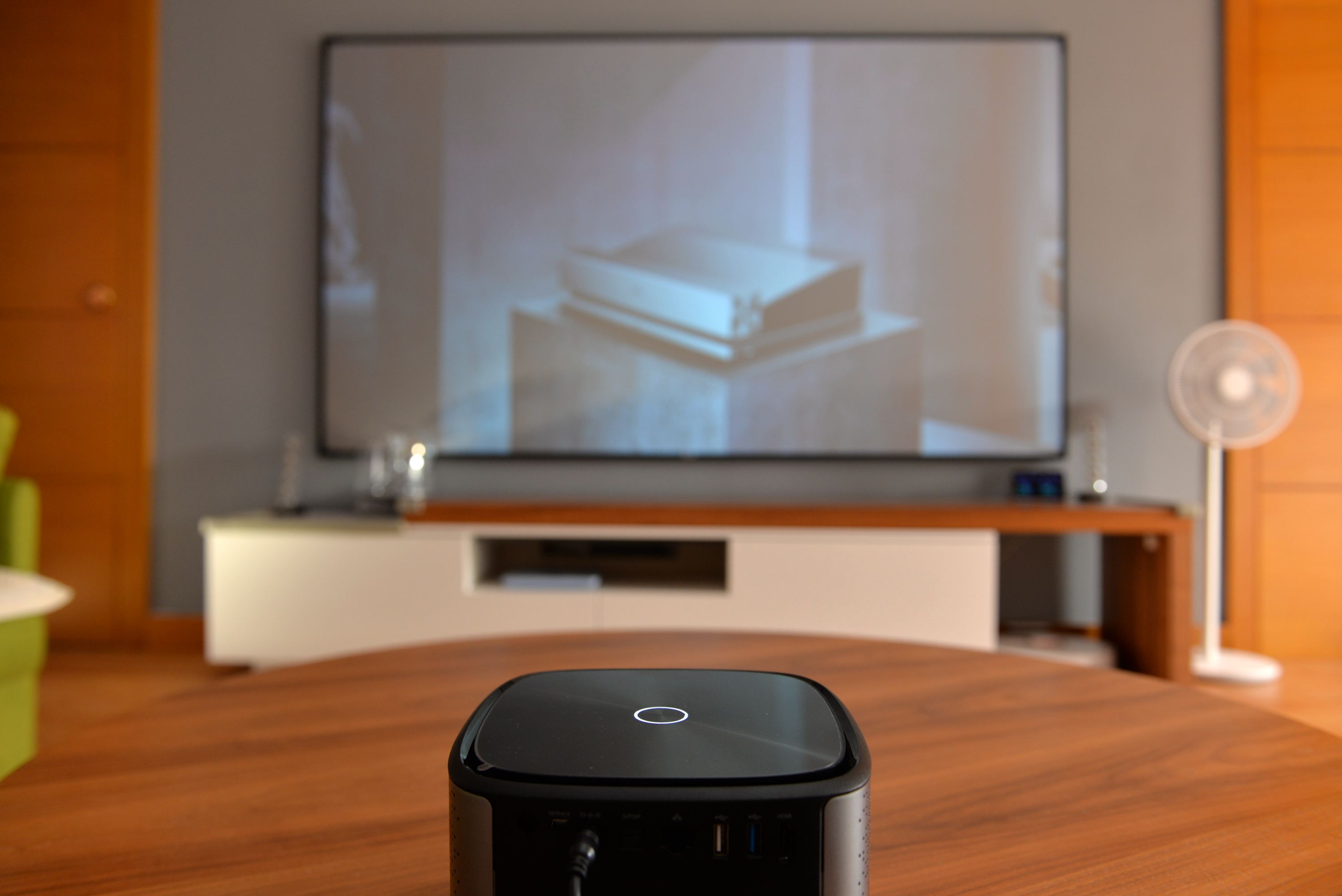 激光投影仪适合用白幕还是灰幕,2000流明投影仪适合白幕还是灰幕