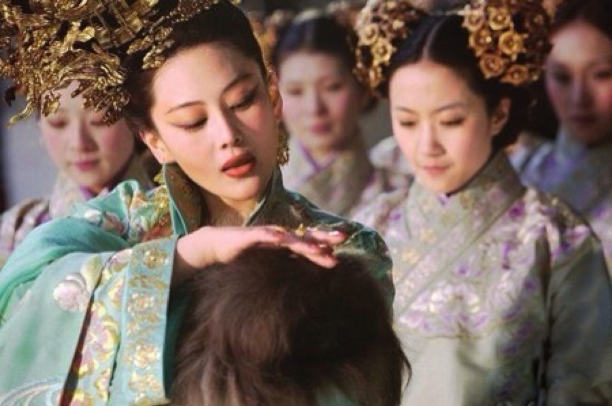 谁说皇恩难持久?因为恋母情结,他的恩宠只给了一个女人
