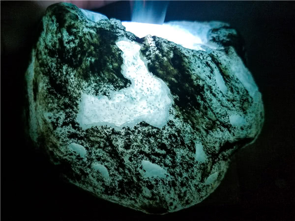 莫西沙赌石打灯皮壳表现,赌石翡翠莫西沙场口