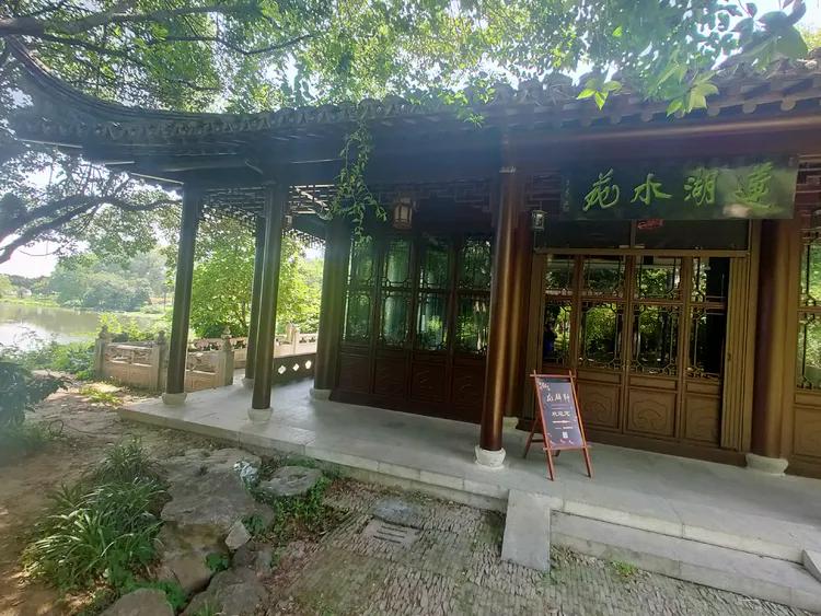 曾作为禁地，与外界隔绝二百六十多年的“玄武湖”，今日锣鼓喧天