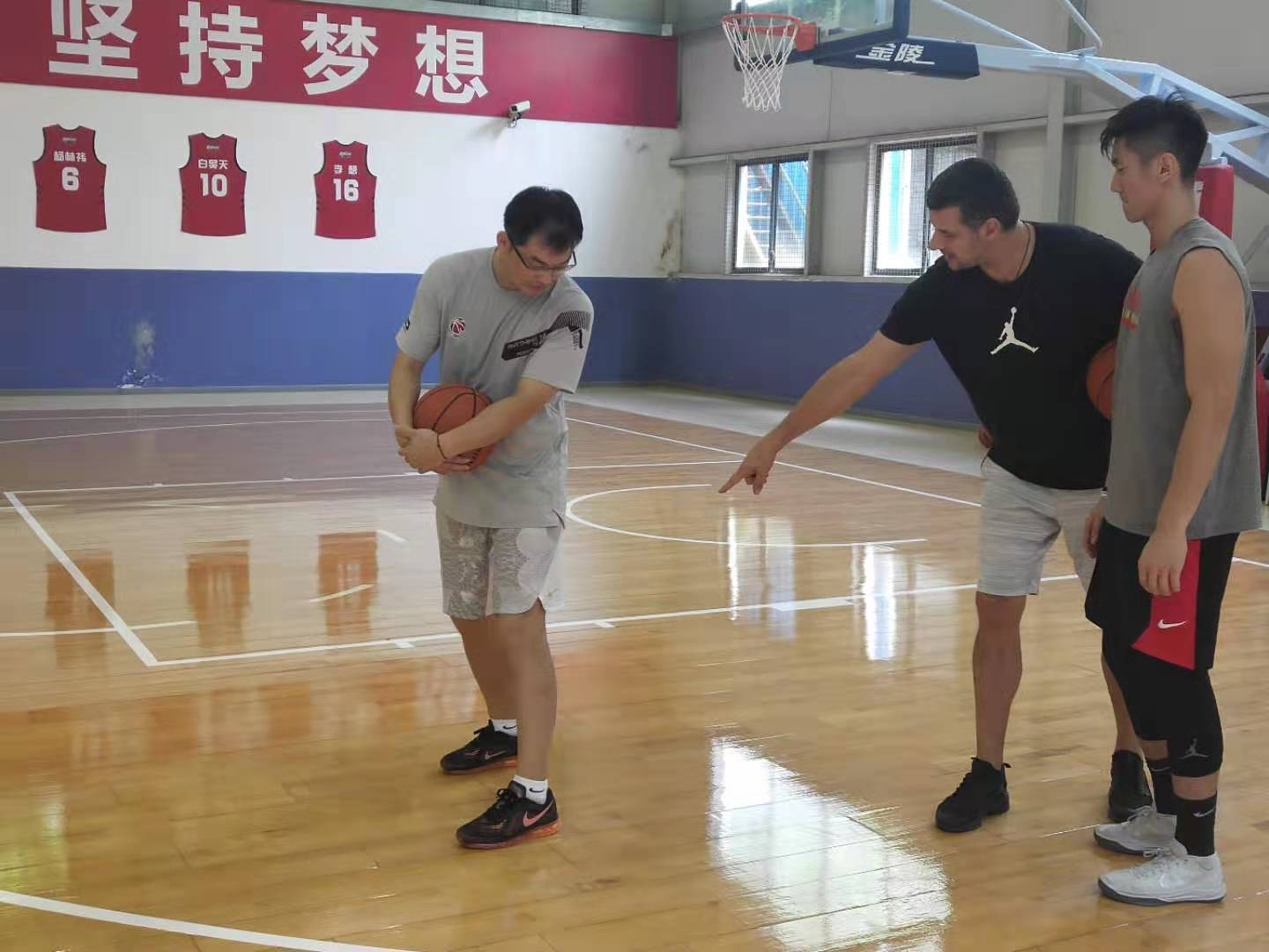 被列入冲冠的深圳，低调战澳门，队长称中国篮球应学欧洲