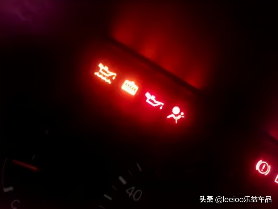 亮红灯而且一直叫是怎么回事,故障灯亮了可以喊保险拖车吗