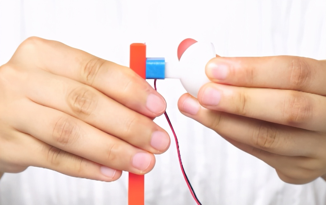 交流发电机是利用什么原理工作的,交流发电机用什么原理发电