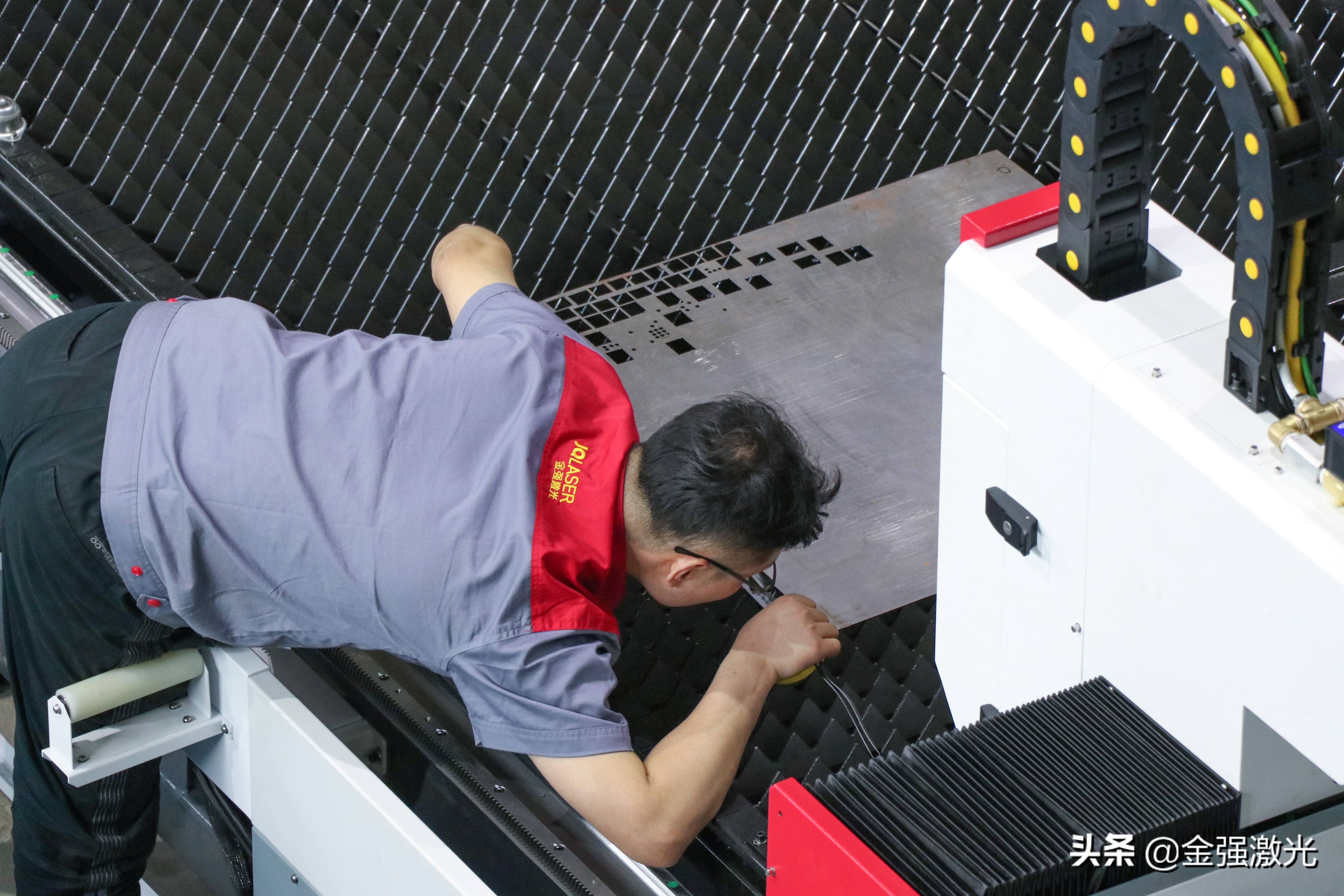 靠卖圆珠笔赚了500亿，晨光的这波操作激光切割行业也可效仿